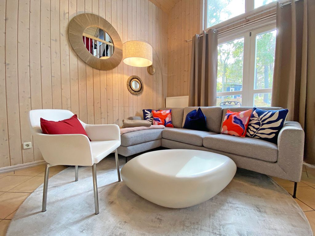 Wohnzimmer mit großzügiger Couch