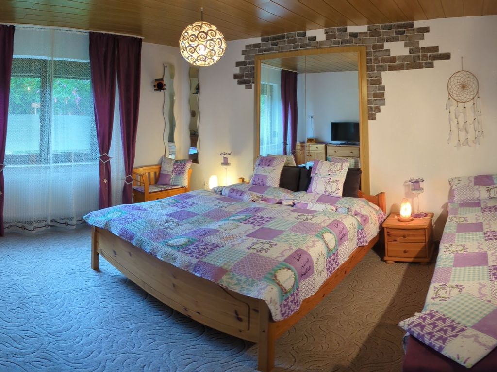 Schlafzimmer mit TV und 2 Klang Stereoanlage, Fliegengitter an den Fenstern