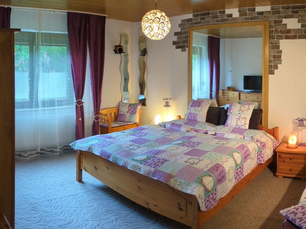 Schlafzimmer mit TV , Stereoanlage ..Fliegengitter an den Fenstern