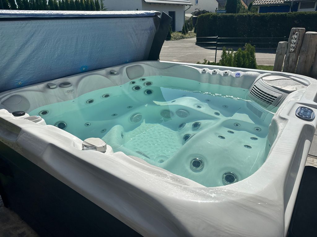 Whirlpool ganzjährig beheizt auf 37,5 Grad