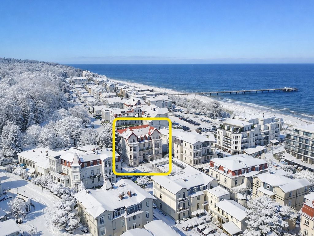 Villa Frisia im winterlichen Bansin, ganz nah am Strand (KI-bearbeitet)