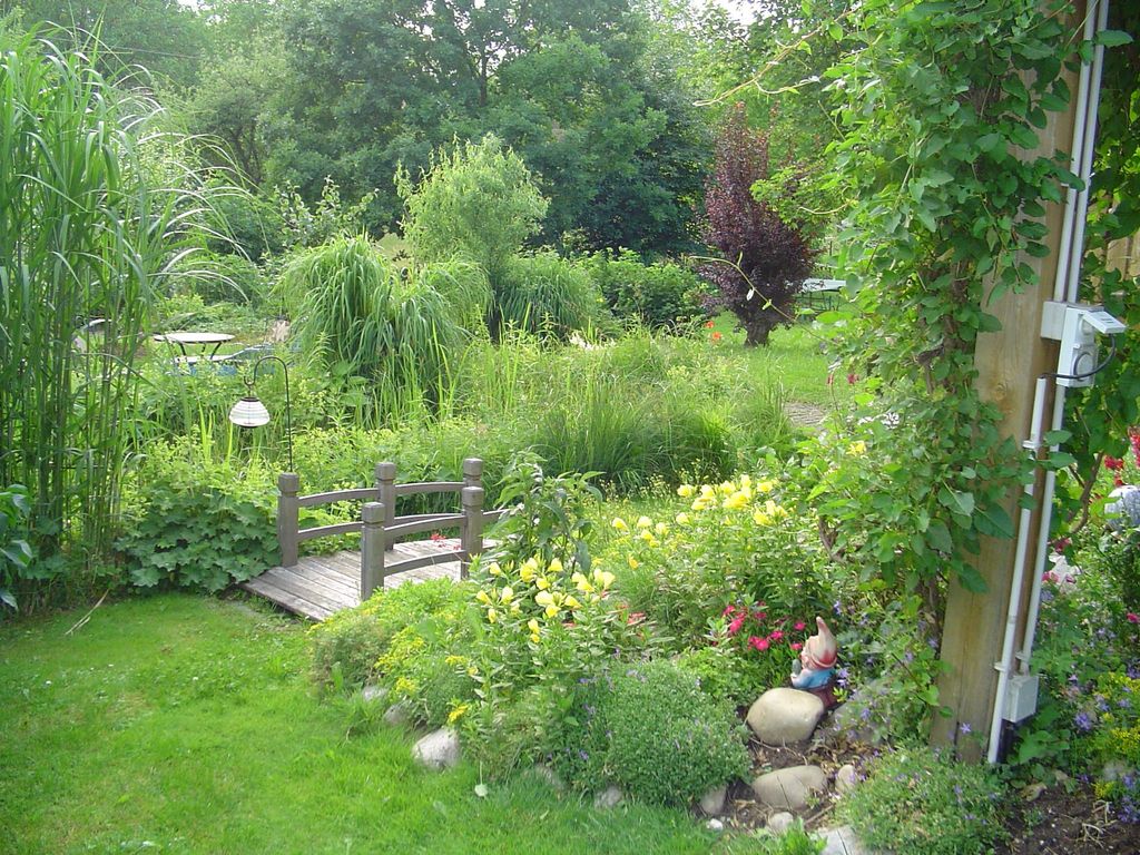Garten mit Bachlauf