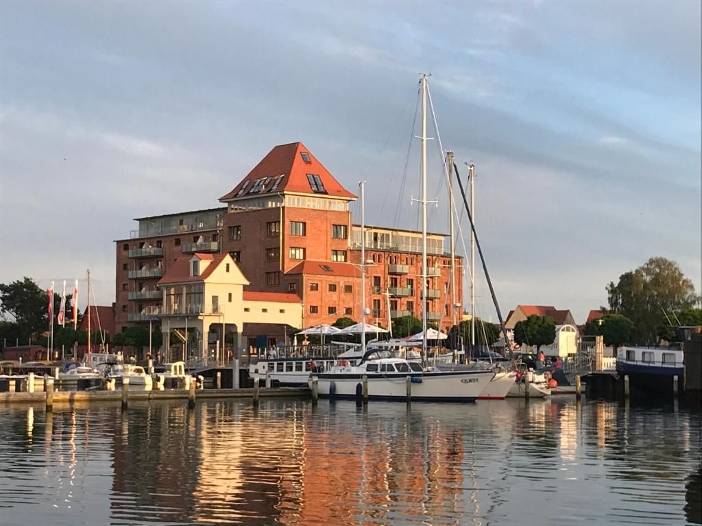 Speicher 2 vom Hafenbecken aus betrachtet
