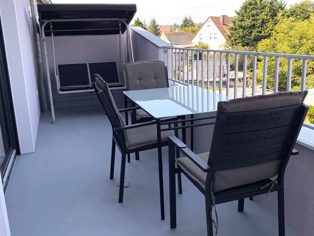 Großer Balkon mit Blick ins Grüne