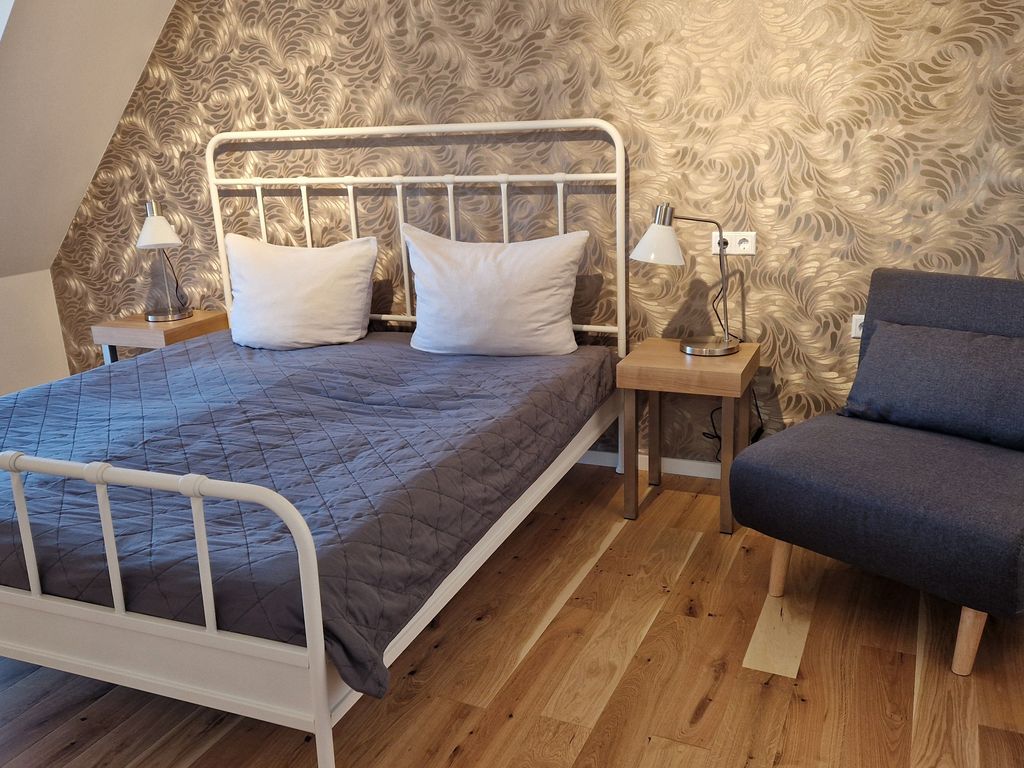 Schlafzimmer mit Doppelbett