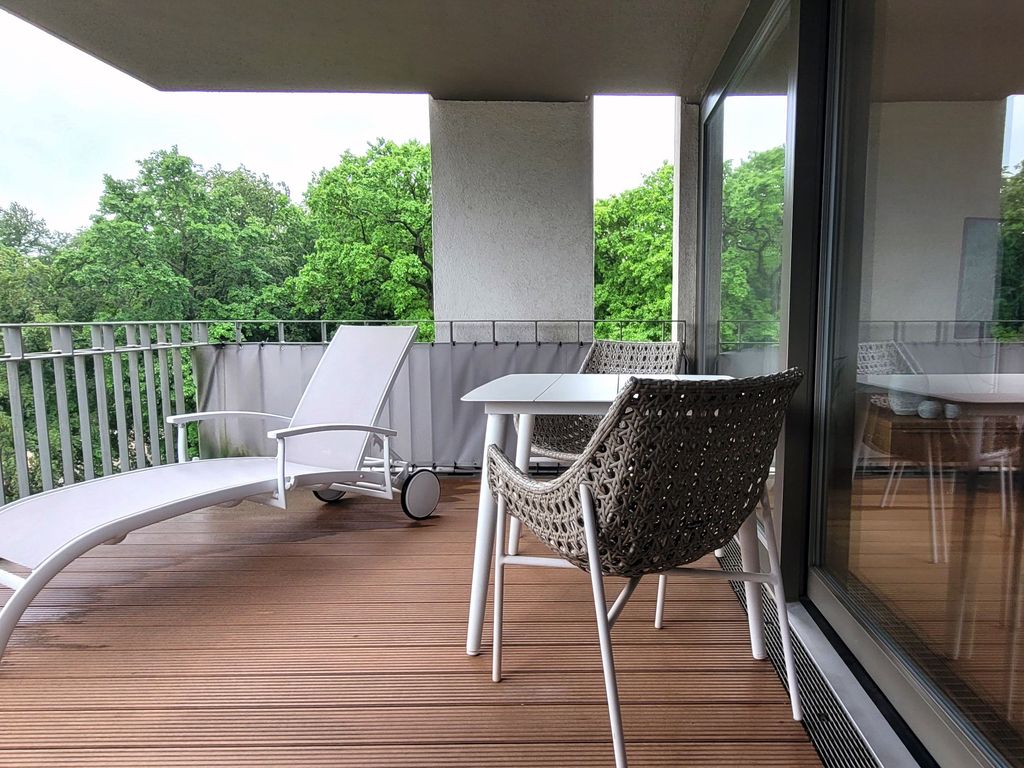 große Balkonterrasse