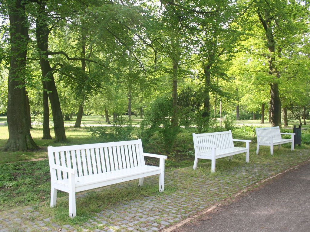 Parkbänke in der Residenz am Kurpark Warnemünde