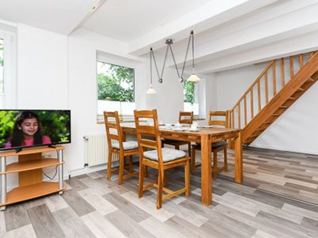 Wohnzimmer mit integriertem Küchenbereich