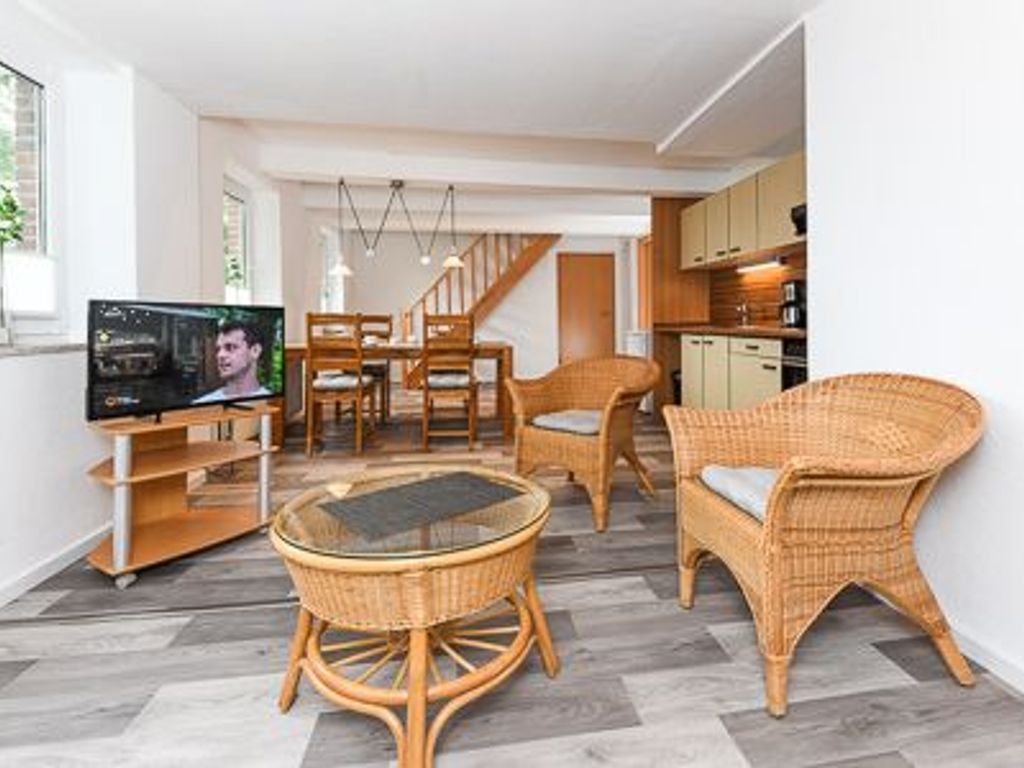 Wohnzimmer mit integriertem Küchenbereich