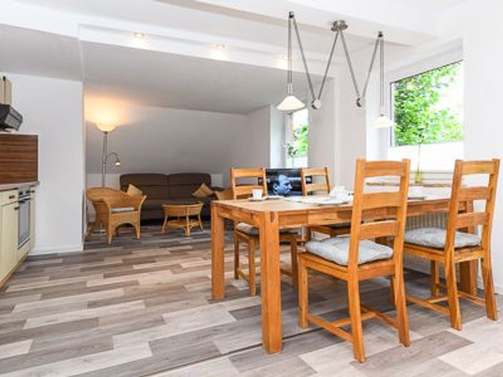 Wohnzimmer mit integriertem Küchenbereich