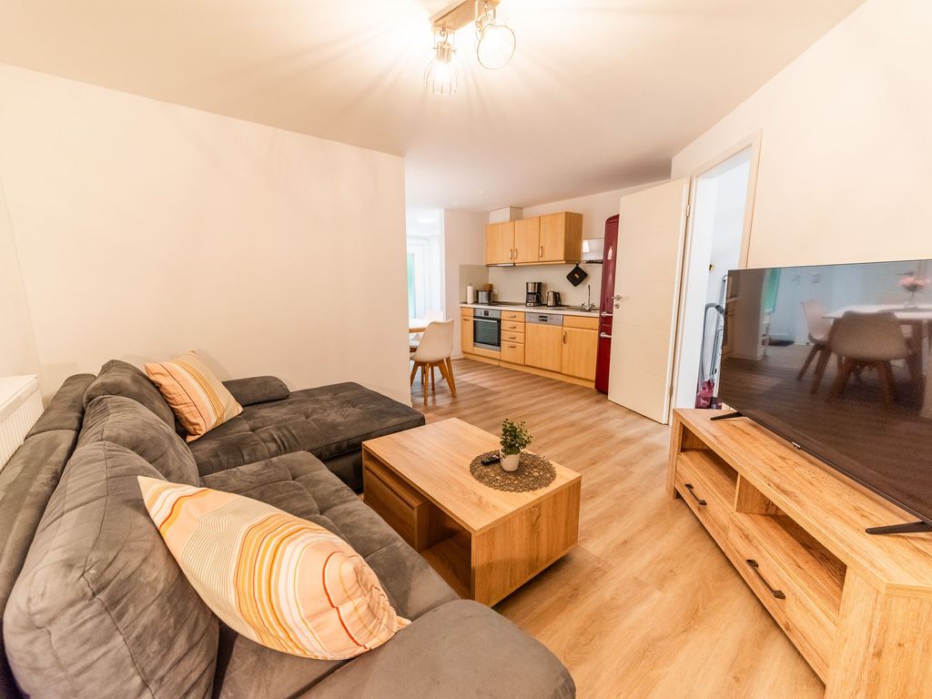 Wohnzimmer mit Blick in die Küche