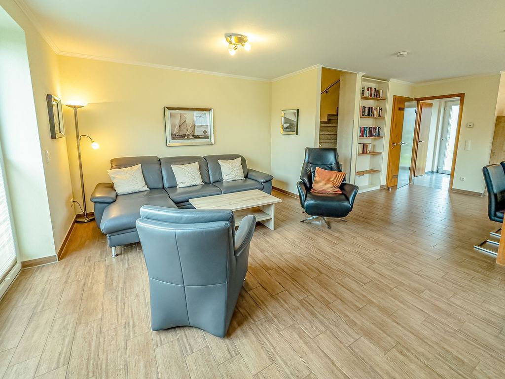 Großes, geräumiges Wohnzimmer mit integrierter, moderner Küche