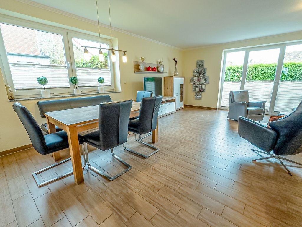Großes, geräumiges Wohnzimmer mit integrierter, moderner Küche