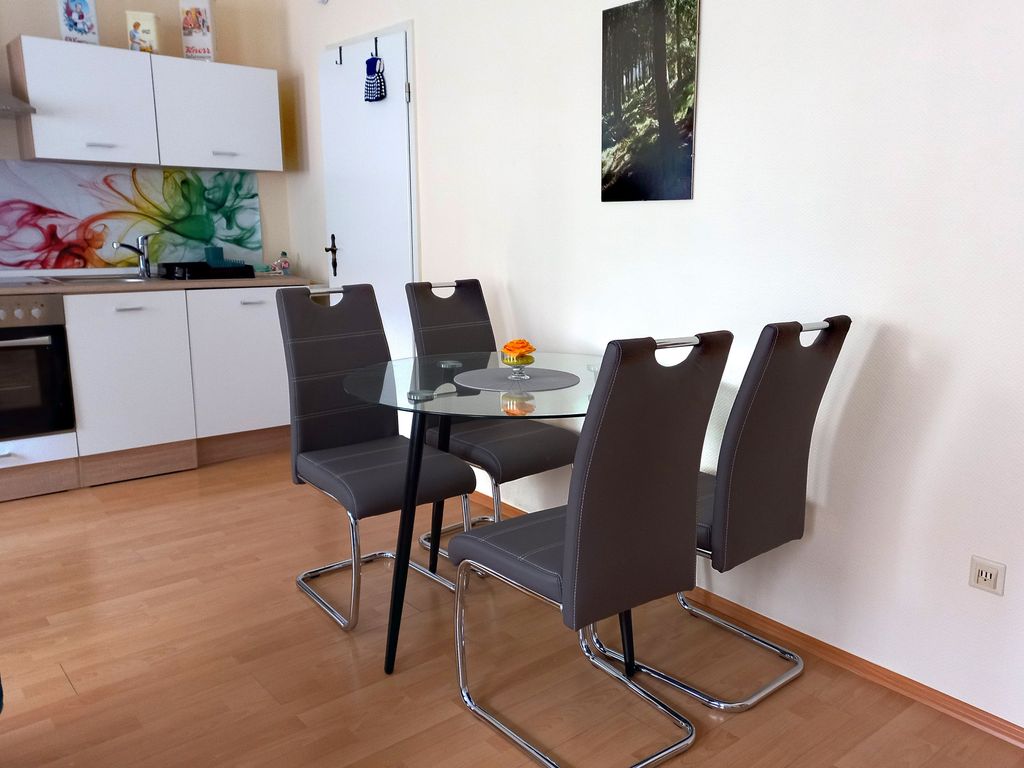Tisch mit 4 neuen Stühlen