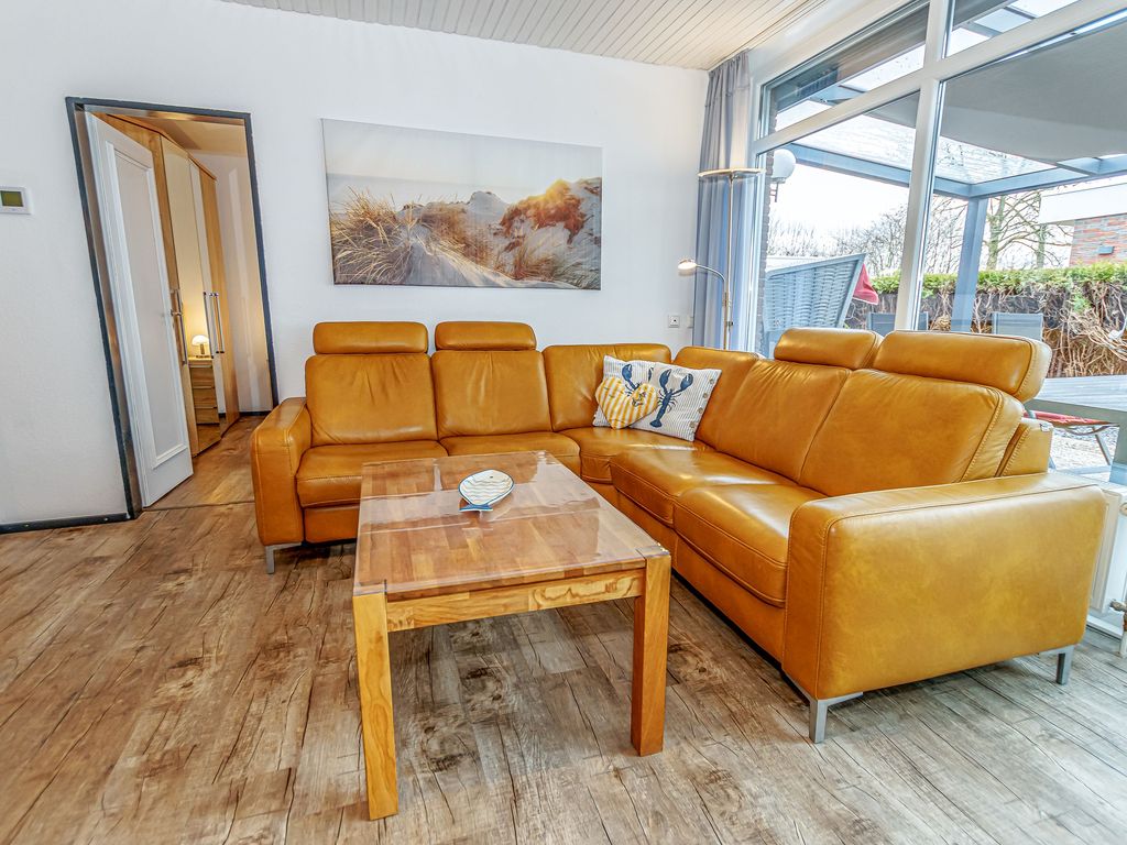 Großzügiges, geräumiges Wohn- und Esszimmer mit integriertem Küchenbereich und großer Terrassentür
