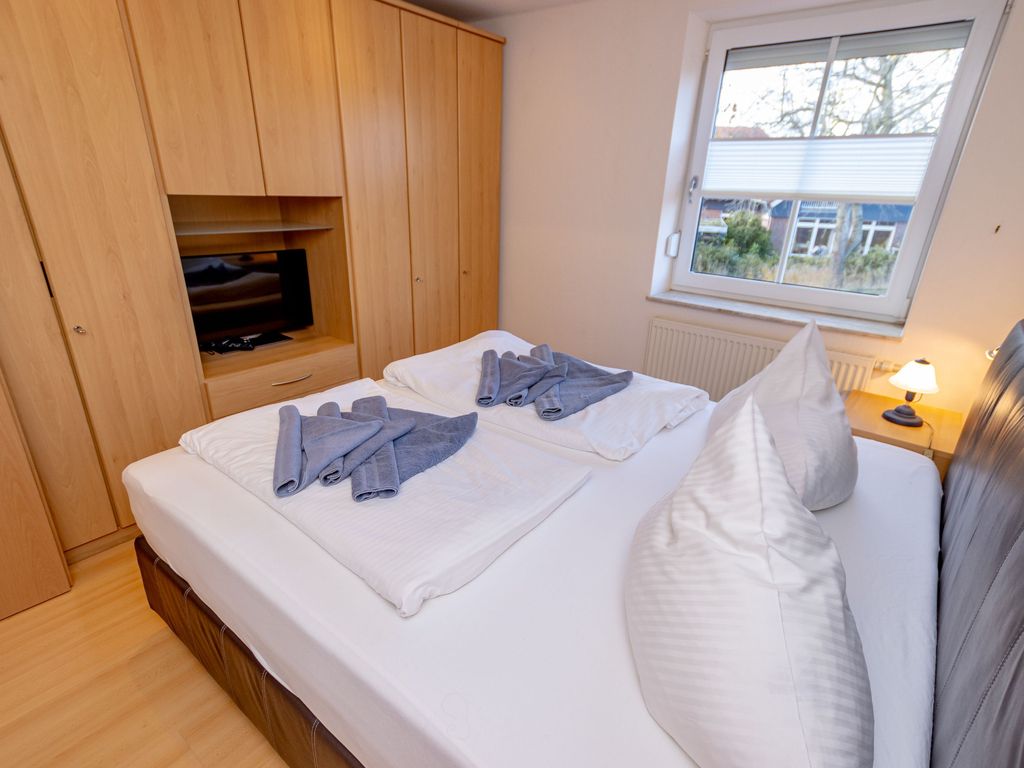 Schlafzimmer 1 mit gemütlichem Doppelbett im 1. OG