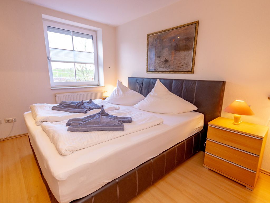 Schlafzimmer 1 mit gemütlichem Doppelbett im 1. OG