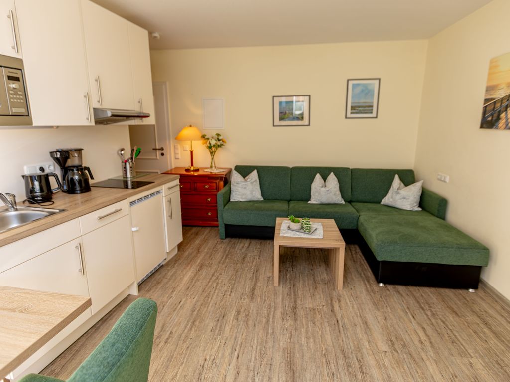 Wohnzimmer mit integriertem Küchenbereich