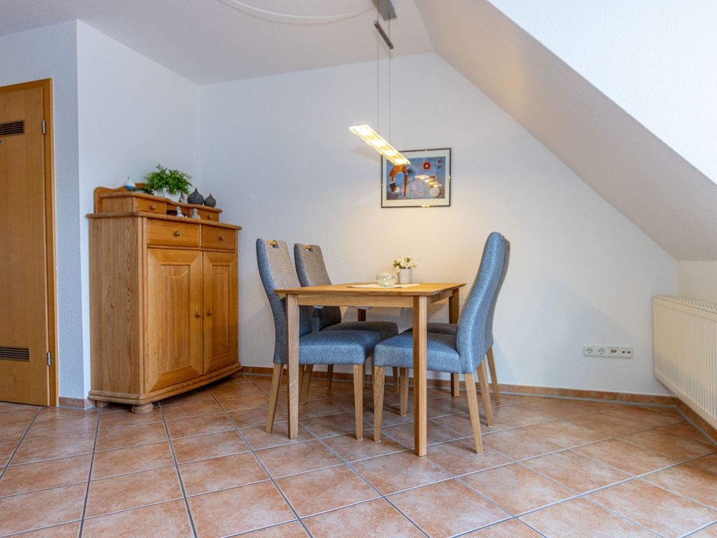 Wohnzimmer mit integriertem Essbereich
