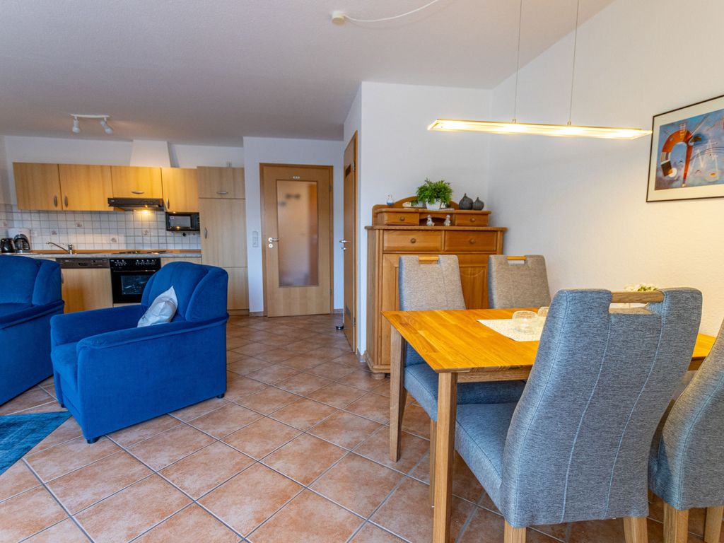 Wohnzimmer mit integriertem Küchenbereich