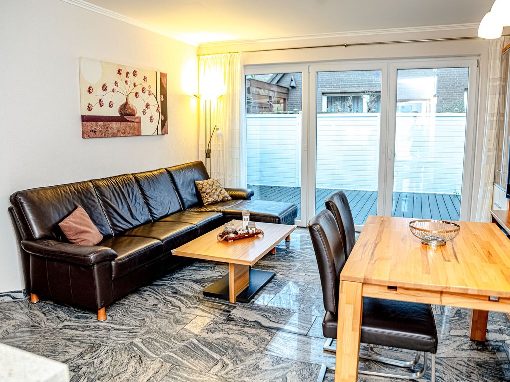 Wohnzimmer mit integriertem Essbereich / Terrasse