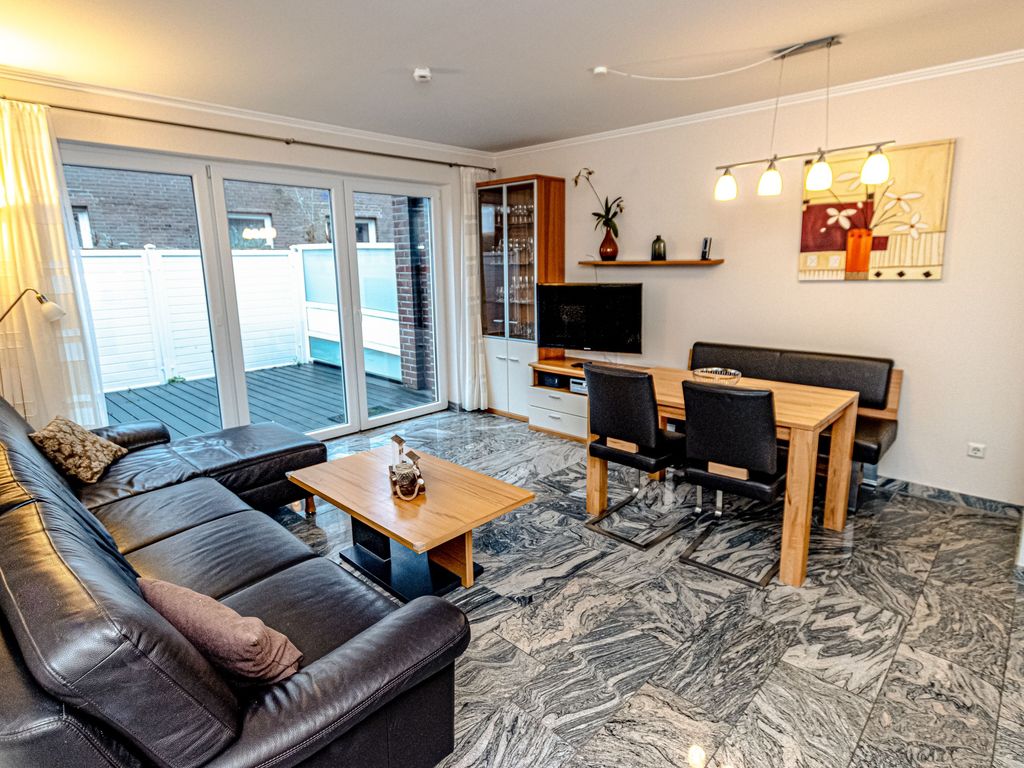 Wohnzimmer mit integriertem Essbereich / Terrasse