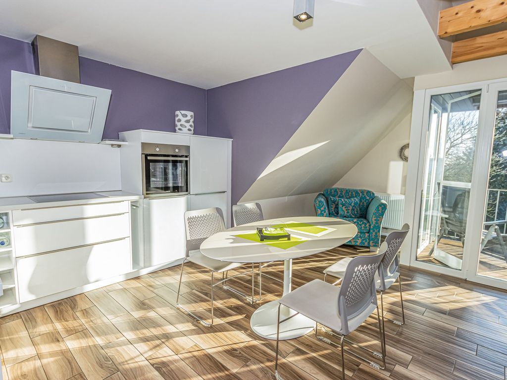 Großer Wohn- und Essbereich mit integrierter Küchenzeile und Balkon