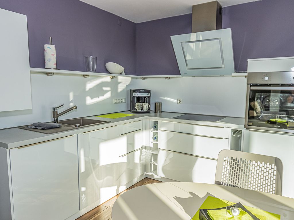 Großer Wohn- und Essbereich mit integrierter Küchenzeile und Balkon