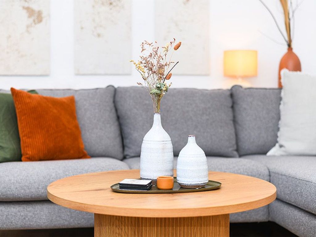 Wohnzimmer mit integriertem Küchen- und Essbereich