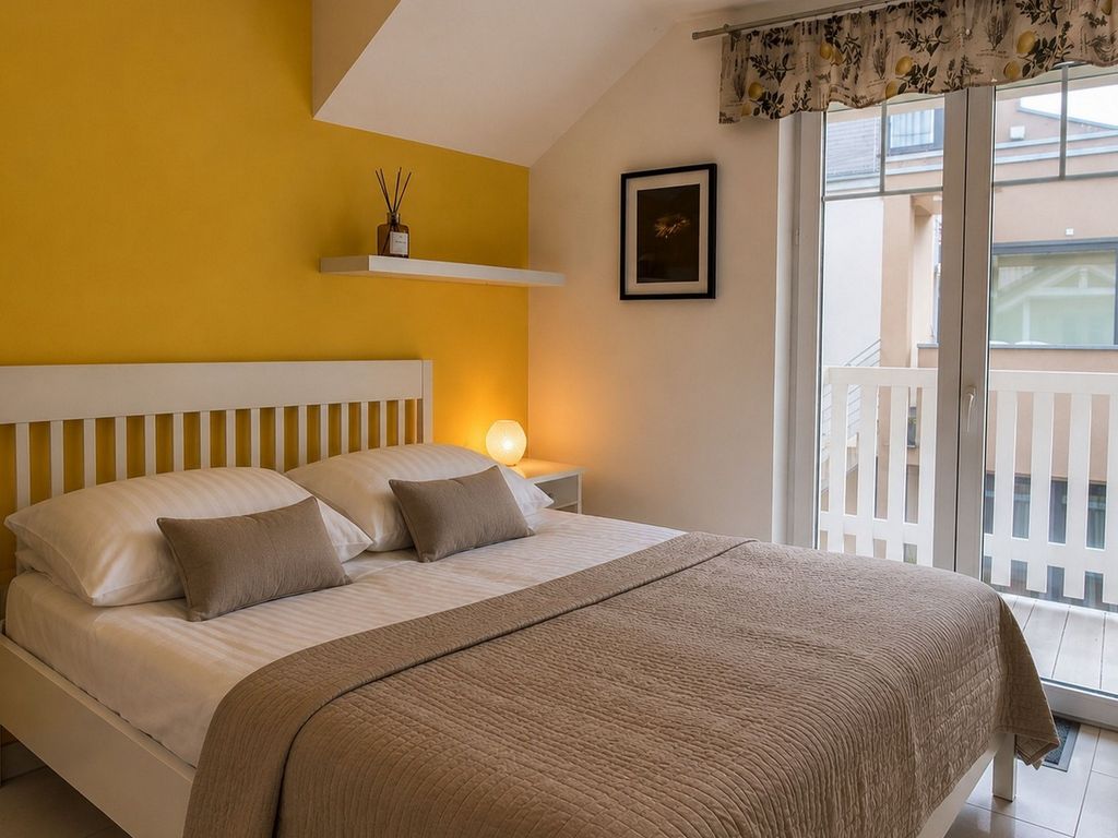 1. Schlafzimmer mit direktem Zugang zum Balkon.