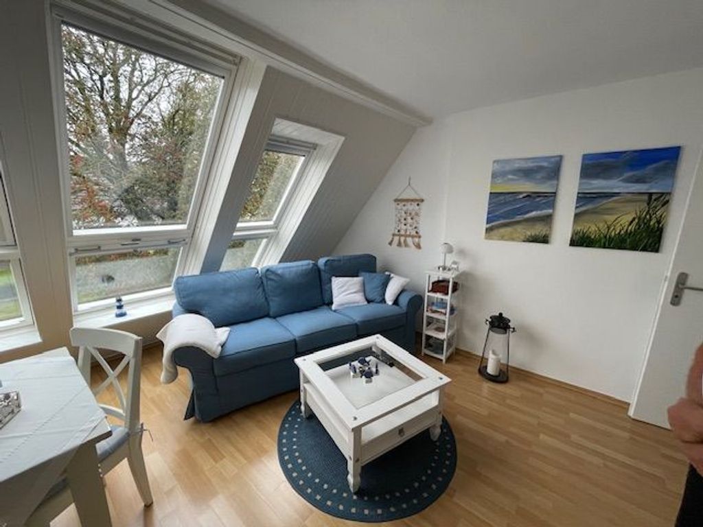 gemütlicher heller Wohnraum mit großen Dachfenstern