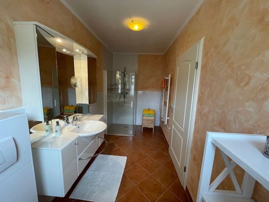 Badezimmer mit Dusche und WC