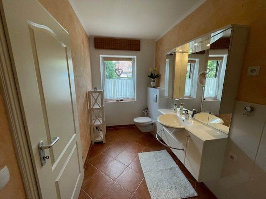 Badezimmer mit Dusche und WC
