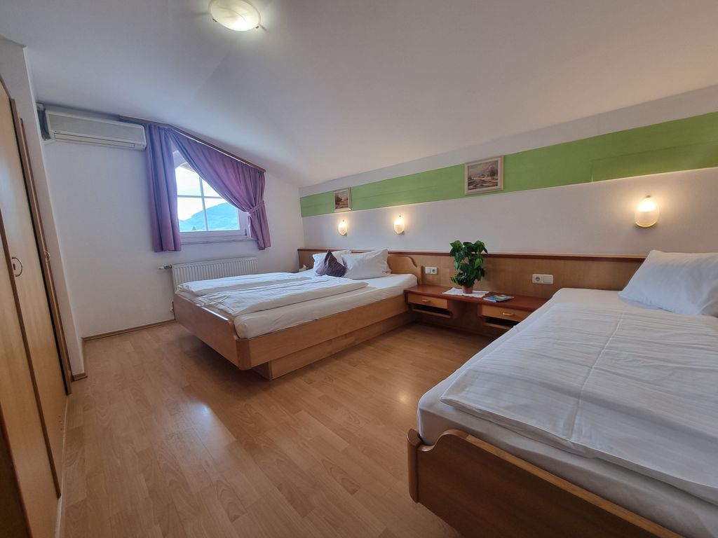 Schlafzimmer 1 mit 2 Doppelbett und einem Einzelbett