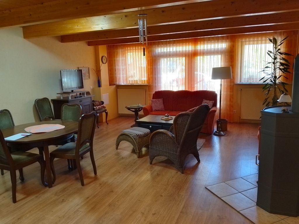 geräumiges Wohnzimmer