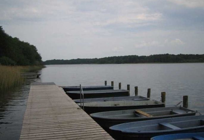 Kreßinsee mit Steg und Ruderboote
