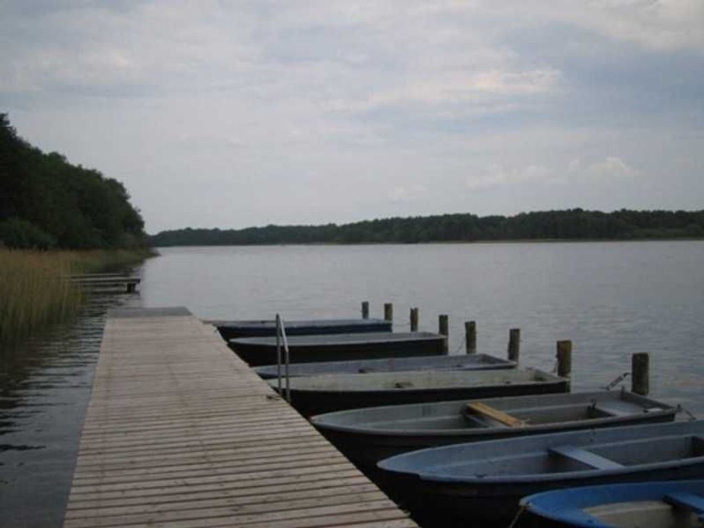 Kreßinsee mit Steg und Ruderboote