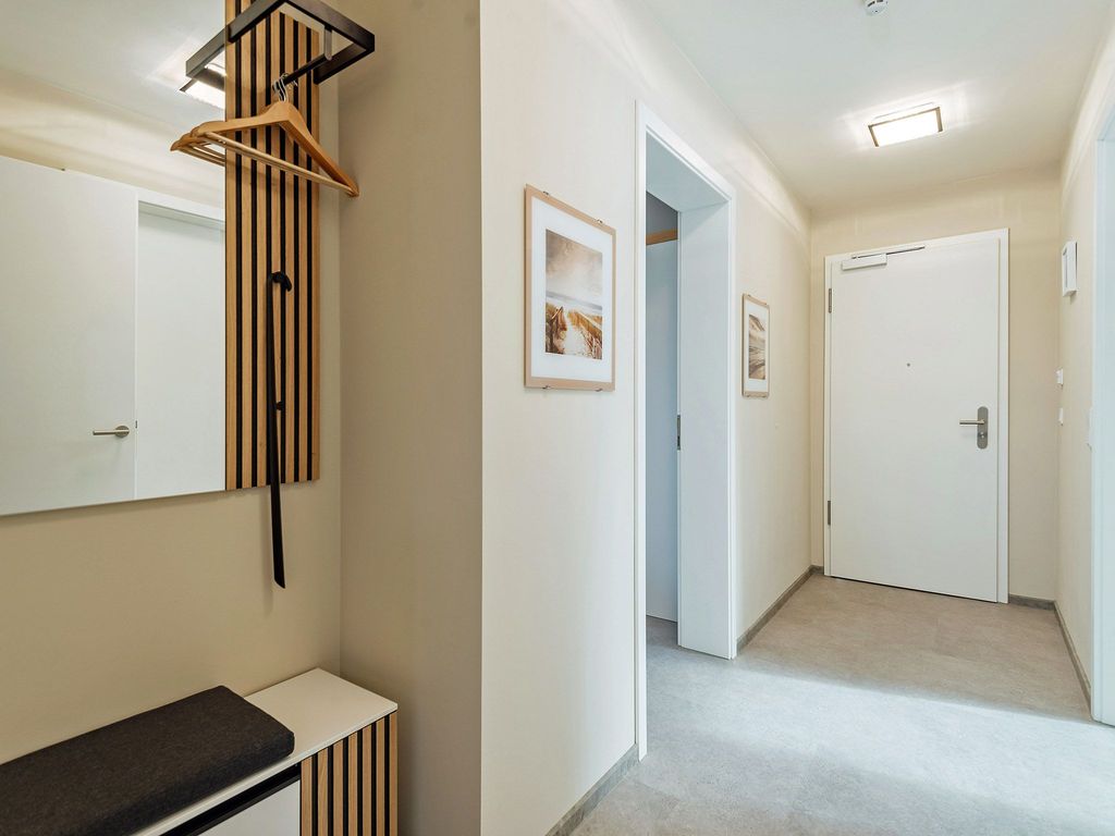 Integral Immobilien: Dein Darß Urlaub Born - Flur mit Blick in Richtung Eingangstür der Ferienwohnung Schietbuedel
