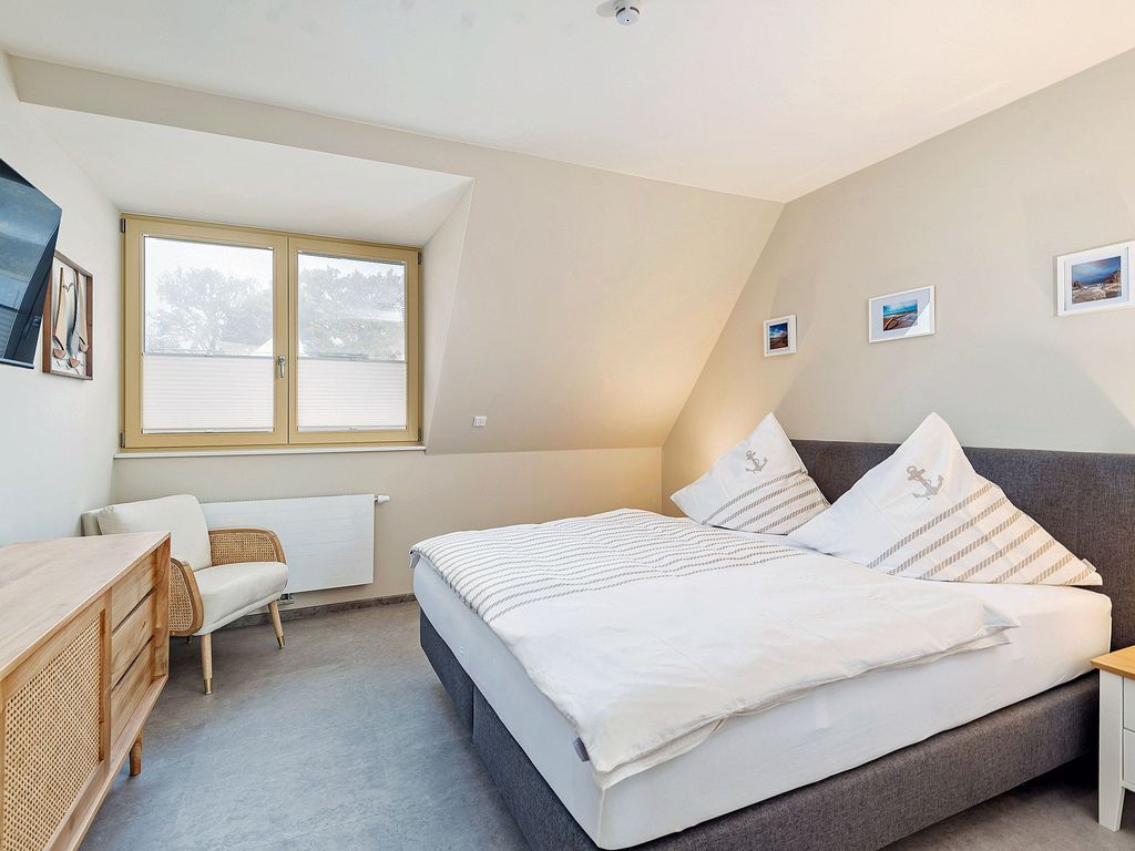 Integral Immobilien: Dein Darß Urlaub Born - Schlafzimmer mit Boxspringbett Ferienwohnung Schietbüdel