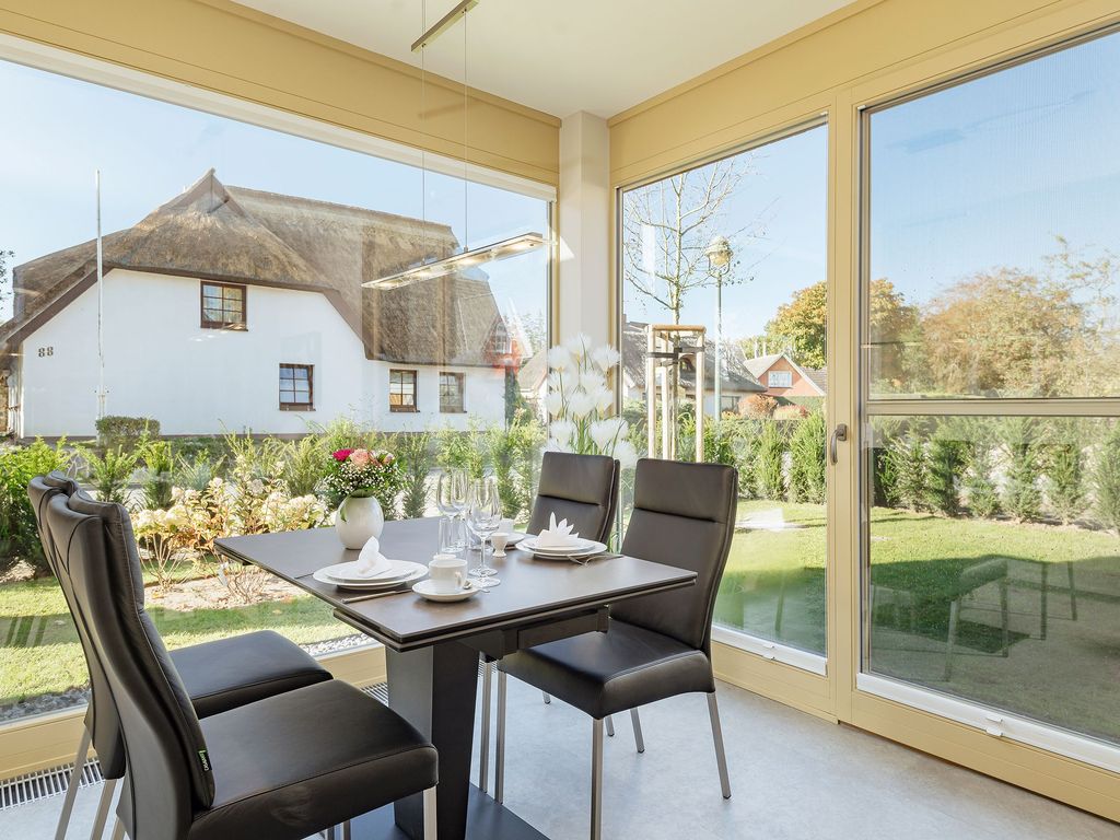 Integral Immobilien: Dein Darß Urlaub Born - Stilvolle Essecke der Ferienwohnung Pinschieter