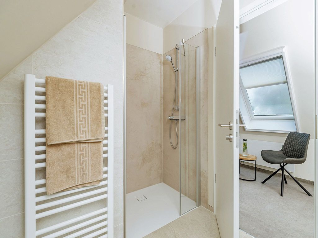 Integral Immobilien: Dein Darß Urlaub Born - Tageslicht Duschbad der Ferienwohnung Boddenschnacker