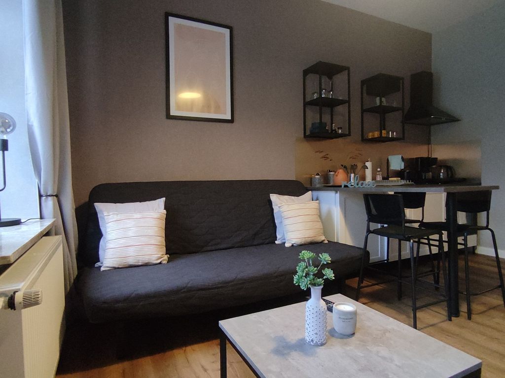 Wohnzimmer mit Möglichkeit zur Aufbettung auf der Couch