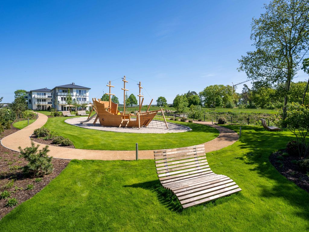 Haffhäuser am Stettiner Haff – Spielplatz mit hölzernem Piratenschiff im Garten der Anlage