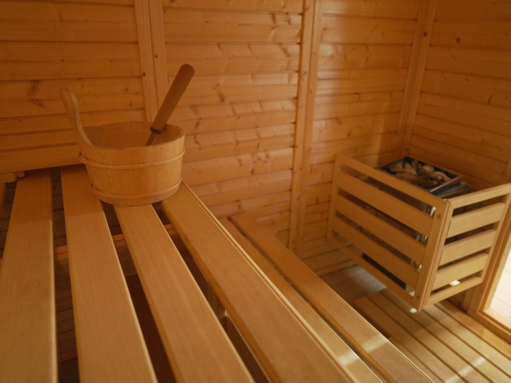 Haffhäuser am Stettiner Haff – Sauna aus hellem Holz mit Aufgusskübel und Liegebank