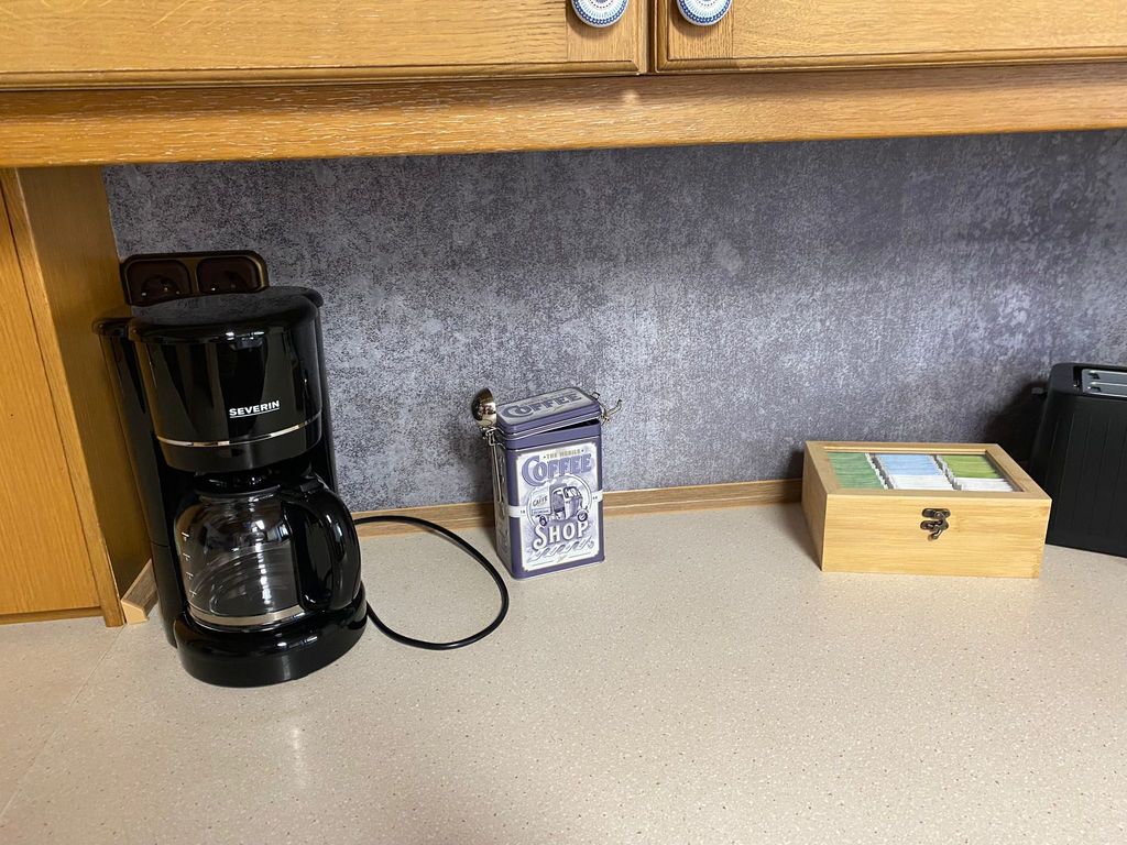 Kaffeemaschine und Teezubehör vorhanden