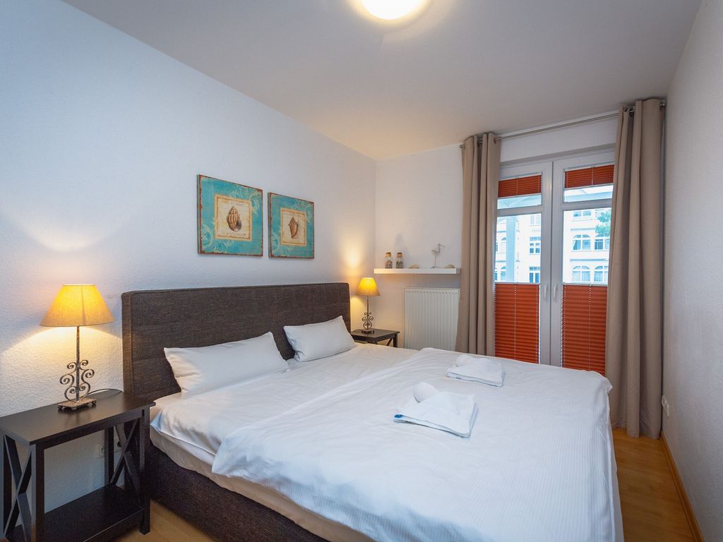 Residenz Prorer Wiek Binz – ruhiges Schlafzimmer mit Doppelbett und maritimen Bildern