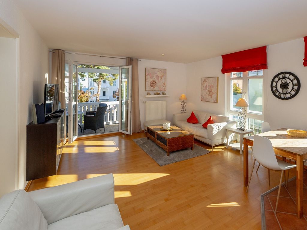 Residenz Prorer Wiek Binz – heller Wohn-Essbereich mit Sofa und Tür zur Veranda