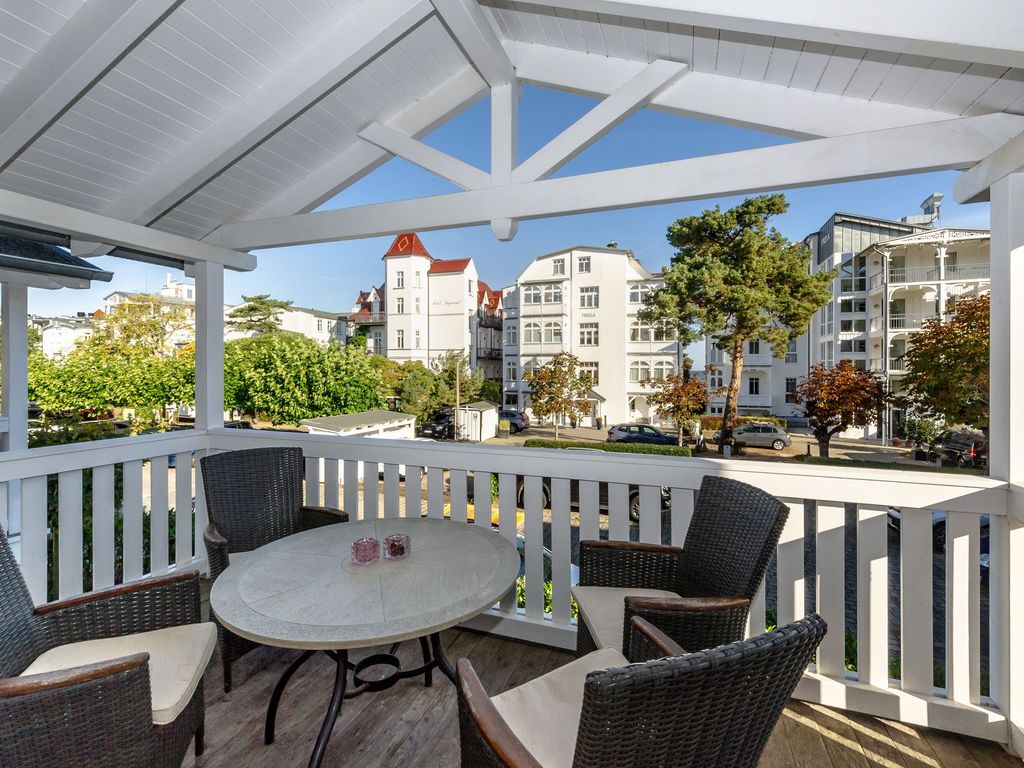 Residenz Prorer Wiek Binz – überdachte Veranda mit Sitzgruppe und Blick auf die Bädervillen gegenüber