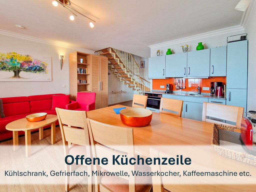 Offener Wohnbereich mit Küchenzeile, Sofa, Flat-TV etc.