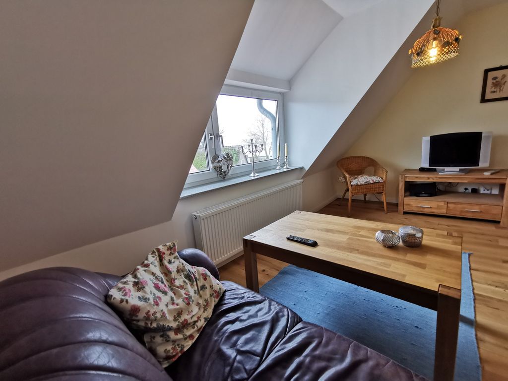 Wohnzimmer mit Couch und TV (OG)